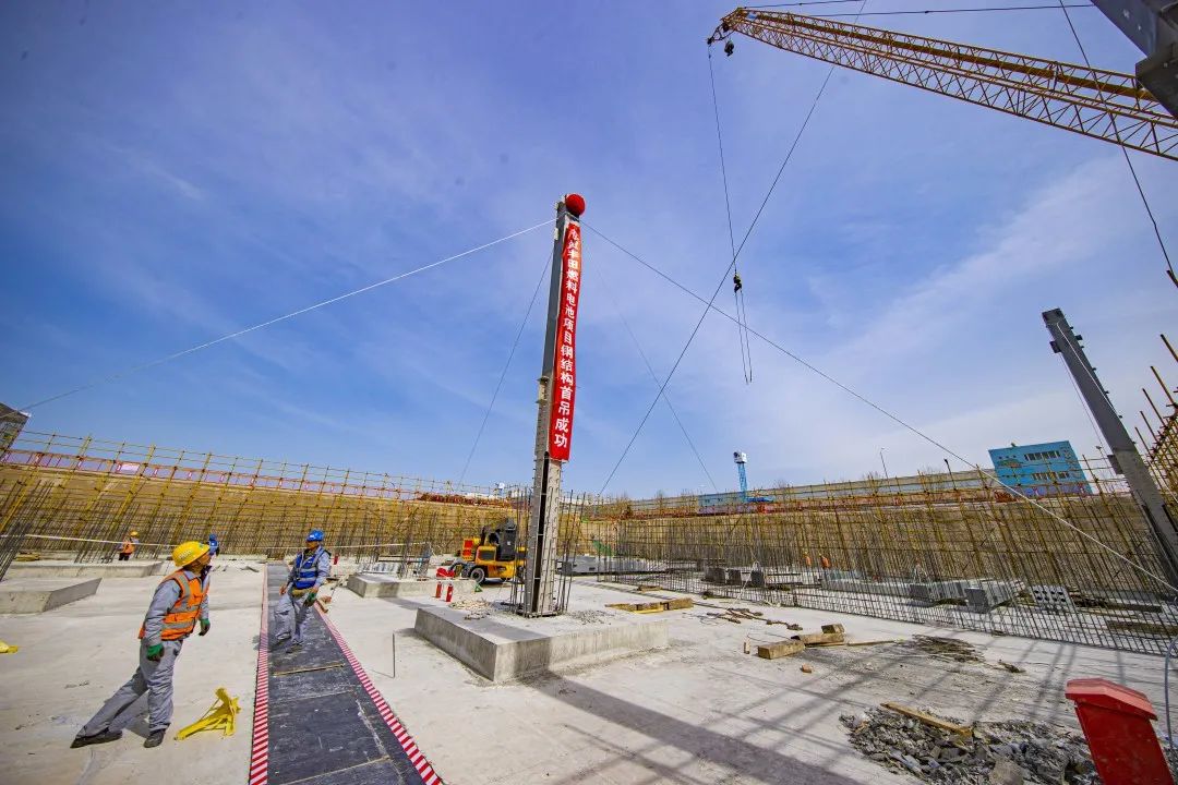 首根鋼柱順利吊裝，北京經(jīng)開區(qū)重大外資項(xiàng)目預(yù)計(jì)年底竣工
